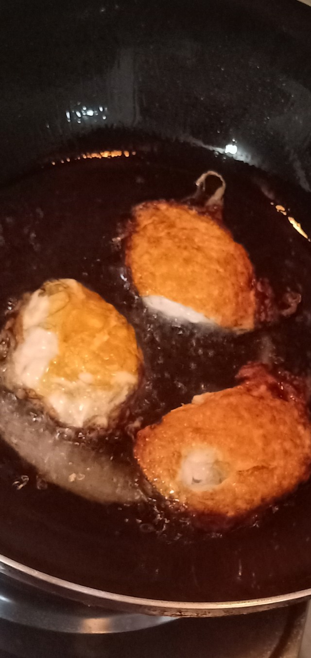 我的夜宵三个煎鸡蛋，人无外财不富马无夜草不肥。