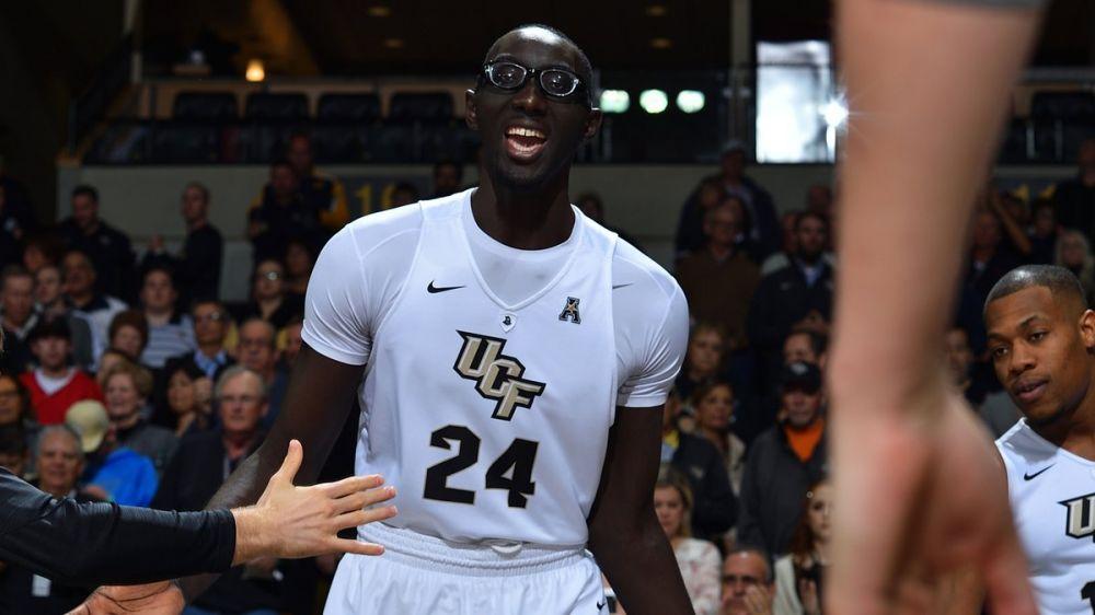 黑人版姚明，臂展2米5，站着轻松扣篮，多次大帽锡安，却最终落选