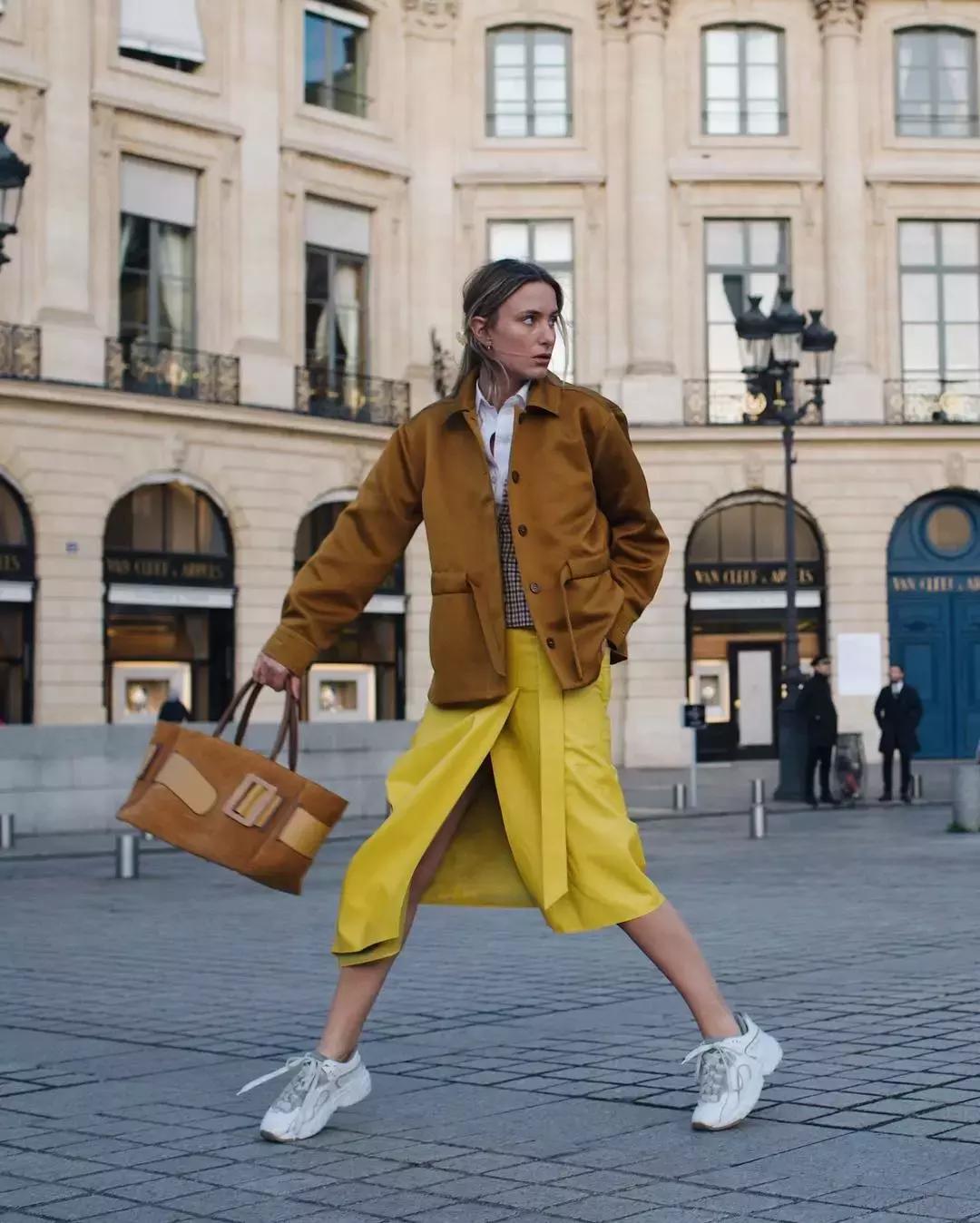 天气回暖怎么穿?裙子+运动鞋是时尚人群中热度最高的搭配法则