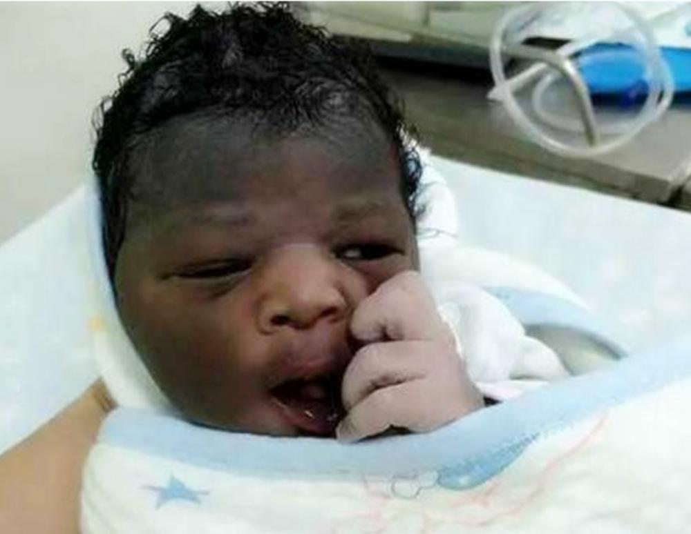 爸妈皮肤黑出来的宝宝会白吗,父母皮肤白生出宝宝黑是怎么回事