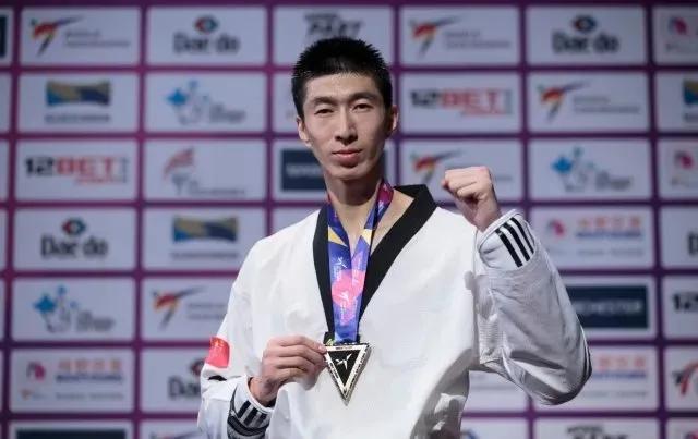 奥运中国双旗手！英语怎么说“旗手”？