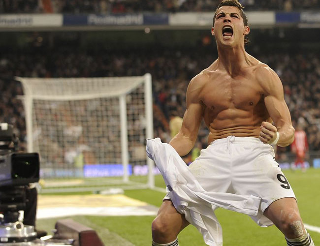 c罗半遮脸,c罗半跪拳击拍照