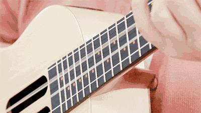 只需十分钟小白也能钢琴弹唱,智能尤克里里新手入门教程