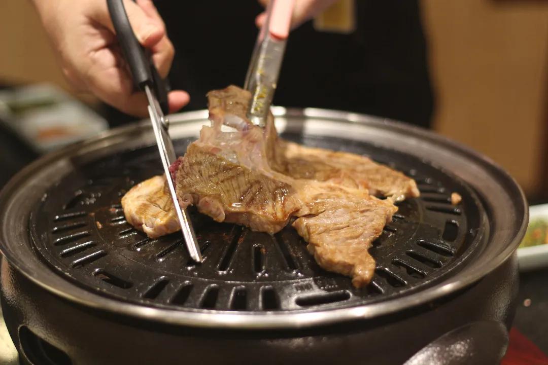 汉堡爆出油汁烫伤顾客嘴角!商家退还用餐费64元,而在美国……