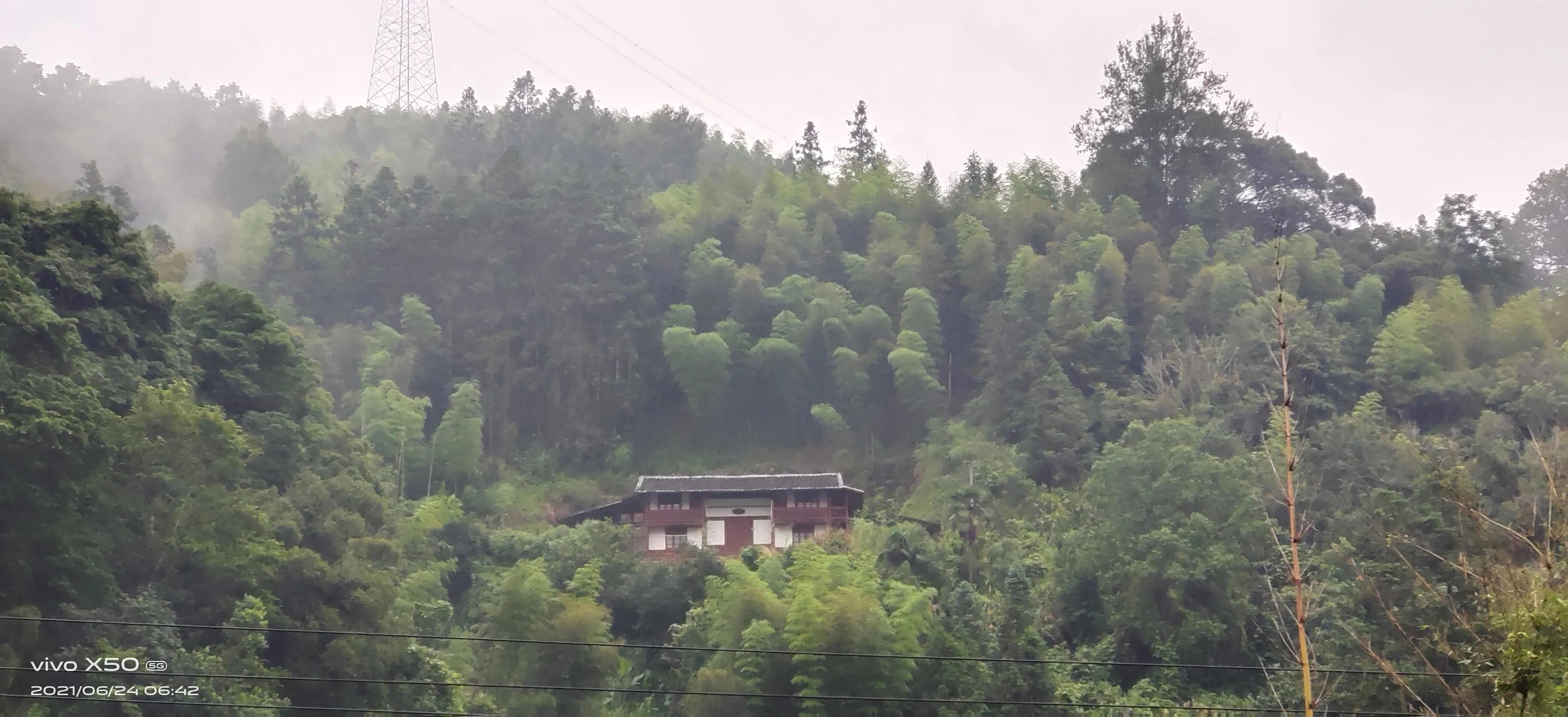 登上绝壁悬崖感受一览众山小,登上泰山之巅的感觉