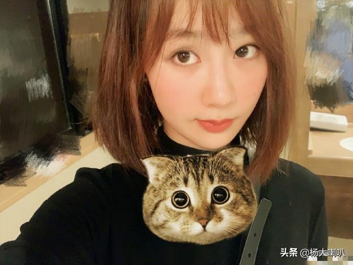 杨紫素颜泡脚,杨紫晒照俏皮跳脱