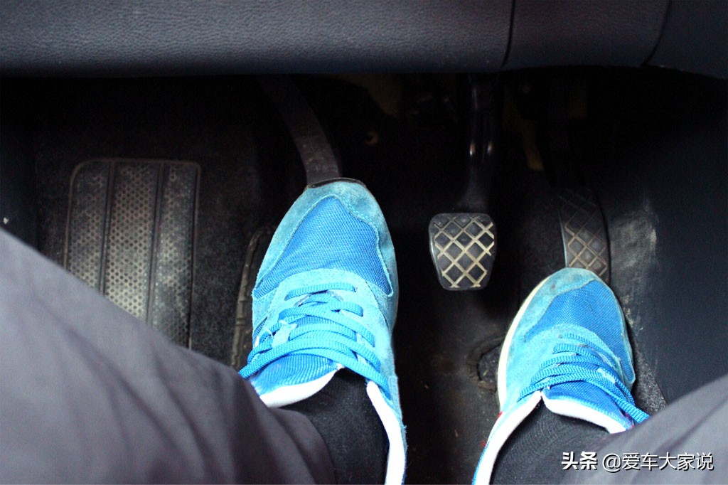 手动挡上坡堵车走走停停怎么开,手动挡上坡堵车视频教程