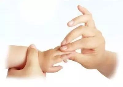 10-12个月宝宝抚触操教学,7-9个月婴儿抚触按摩教程