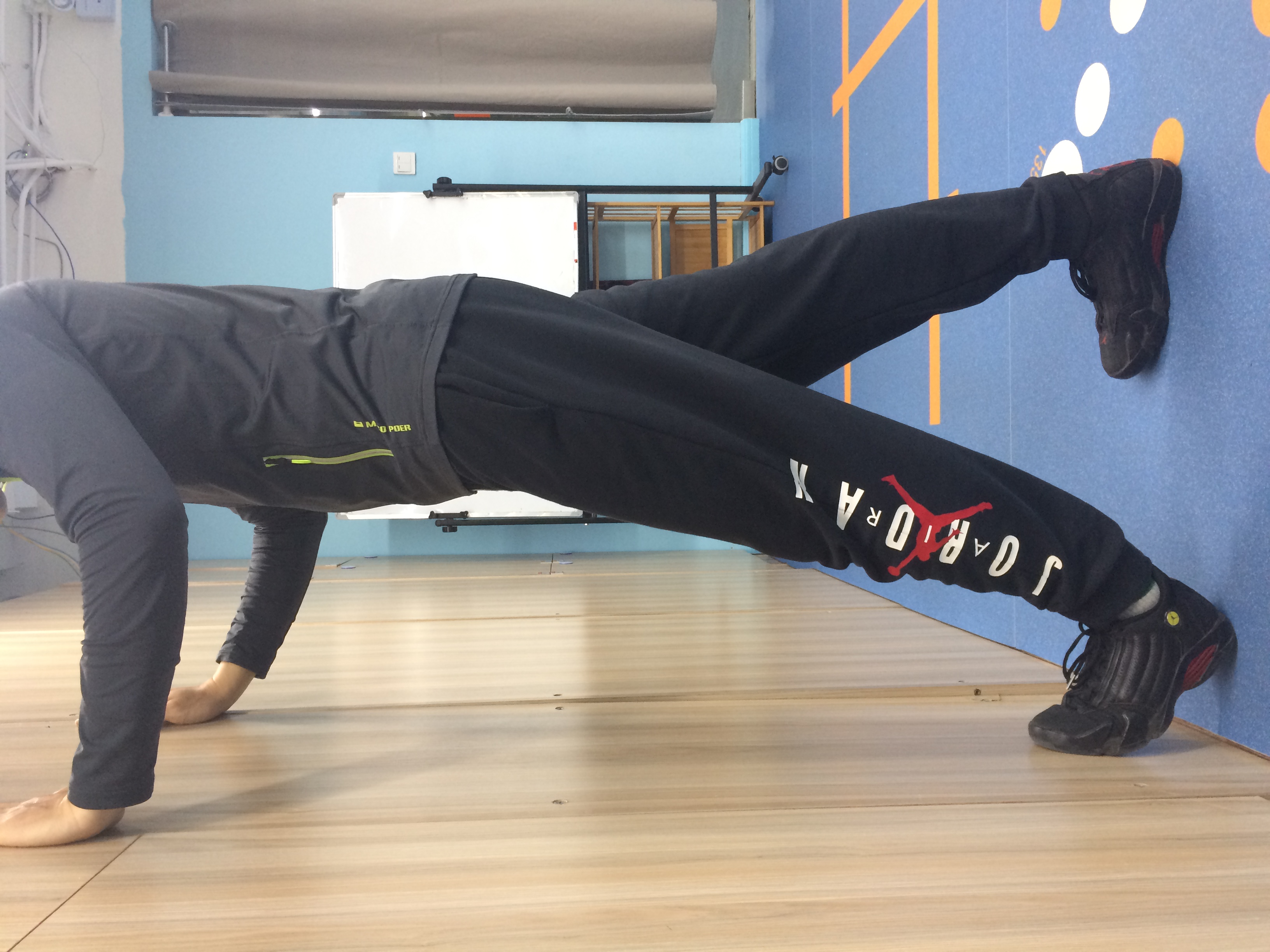 跑步的时候脚突然抽筋怎么办,跑步腿抽筋了快速恢复小诀窍