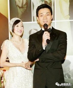 老公夜会嫩模转1万,小S却一个包背10年,这婚姻好不好她不知道?