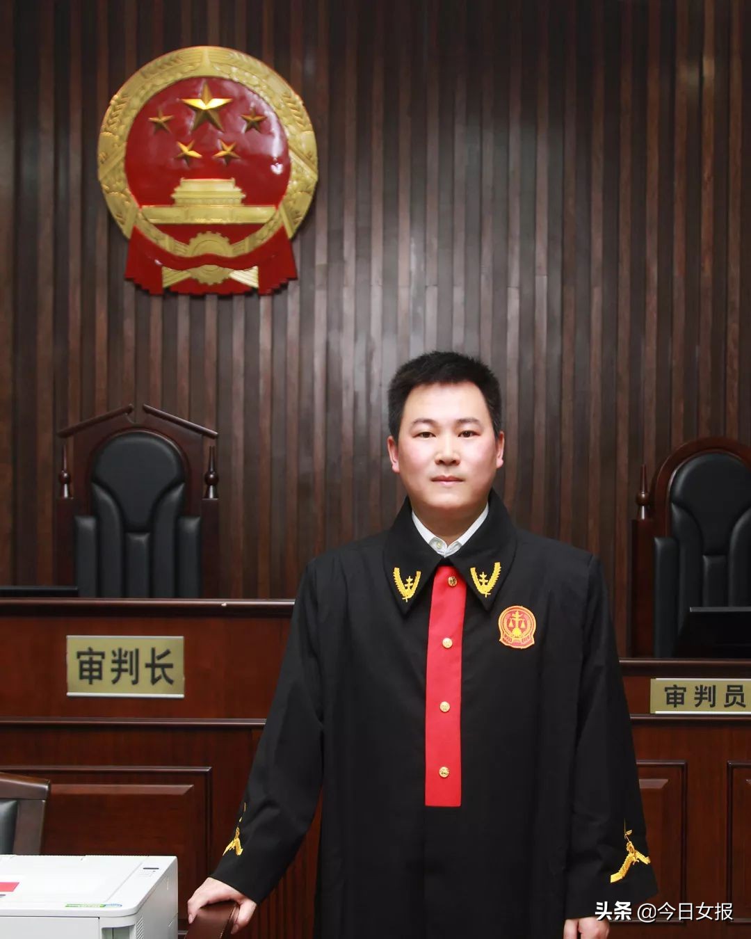 这家淘宝网店声称只售真翡翠且有证书，如假赔十，网友买后鉴定为假，店主却只同意退款，拒绝赔偿