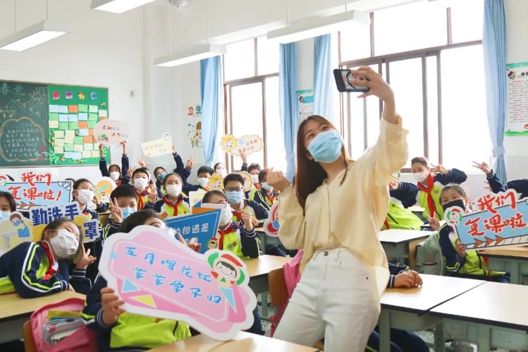 今天又有一批同学返校，来看师生们的自拍留念