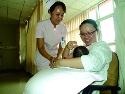 双胞胎一个吃母乳一个吃奶粉,奶水不够吃两个月断奶难回奶吗