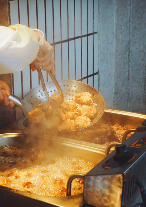 大哥卖烤鸡腿月入万元,小伙在街上卖炸鸡腿