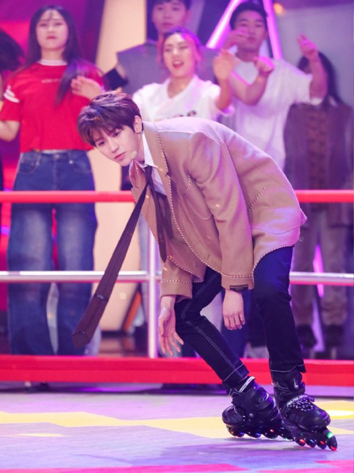 蔡徐坤黑红格子衣服金发造型照片,蔡徐坤黑红格子衣服造型照片