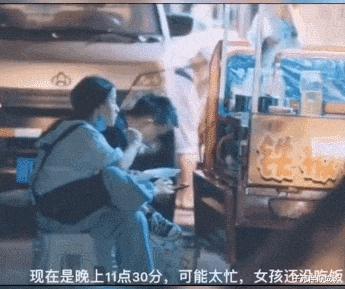 想靠摆地摊一年挣50万真的很难吗,90后男子摆地摊两个月赚7万