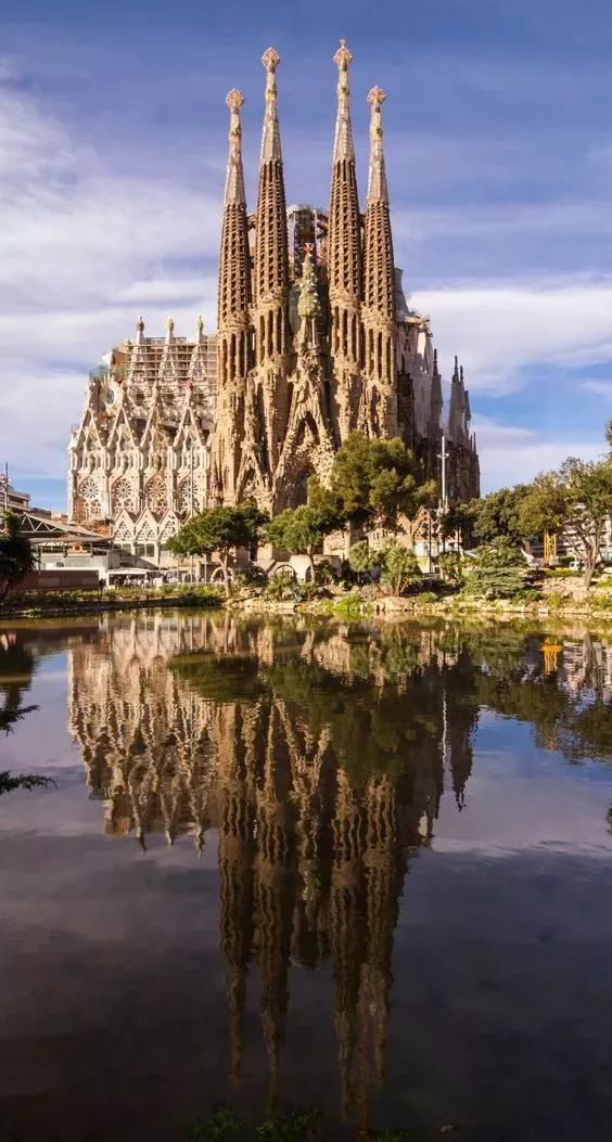 巴塞罗那72小时:住进高迪的幻梦世界