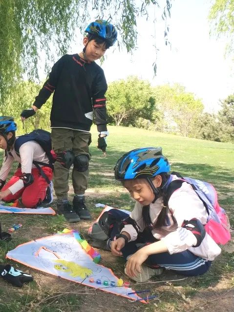 南瓜田冬令营,儿童参加山地自行车越野赛