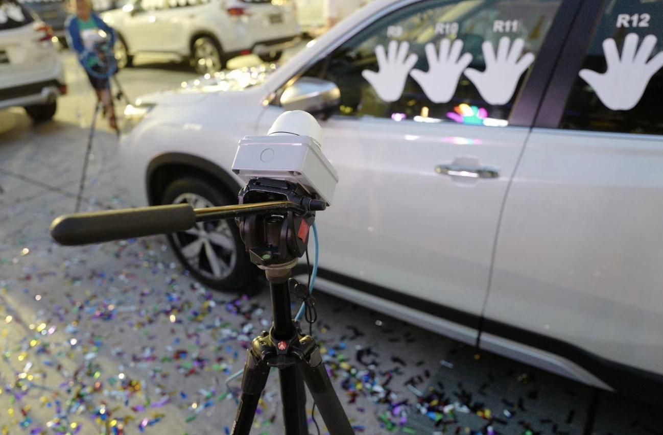 这个人把手摸在车上超过3天3夜赢了一辆车你觉得你行不？