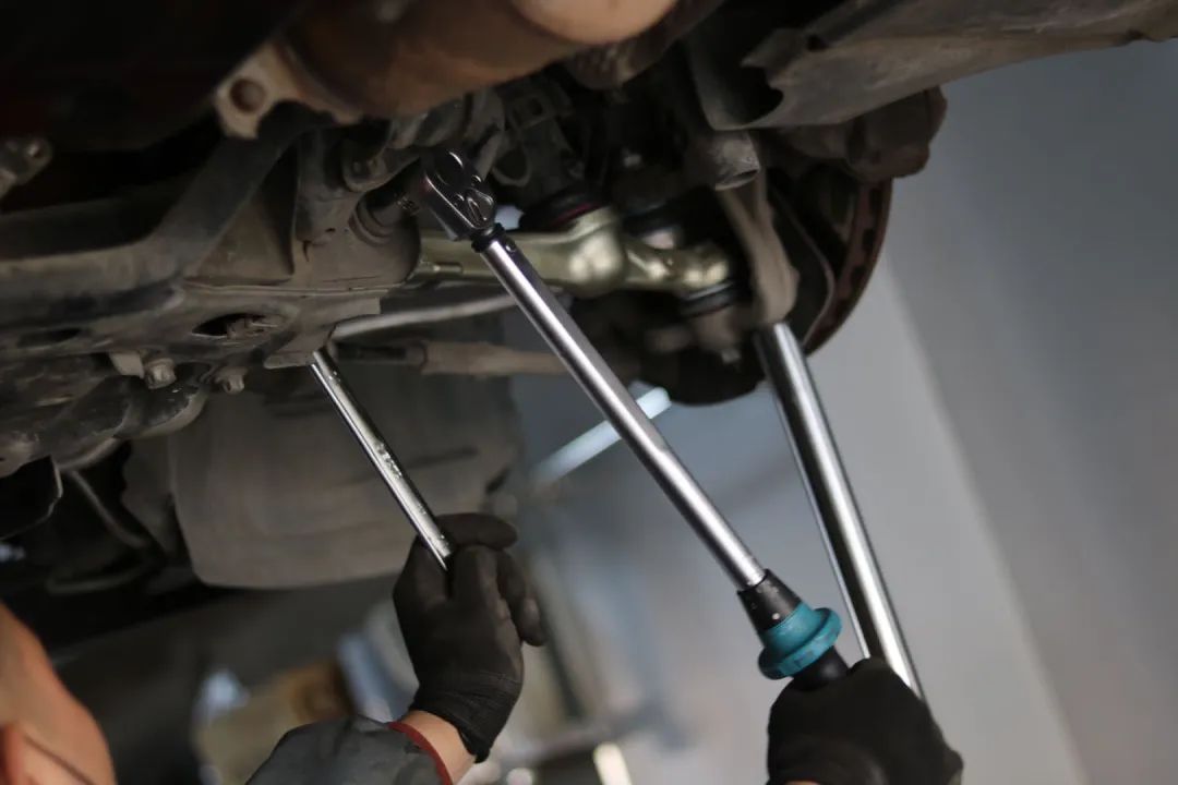 奔驰w221升级新款w222s450外观,老款奔驰w211e260翻新整备