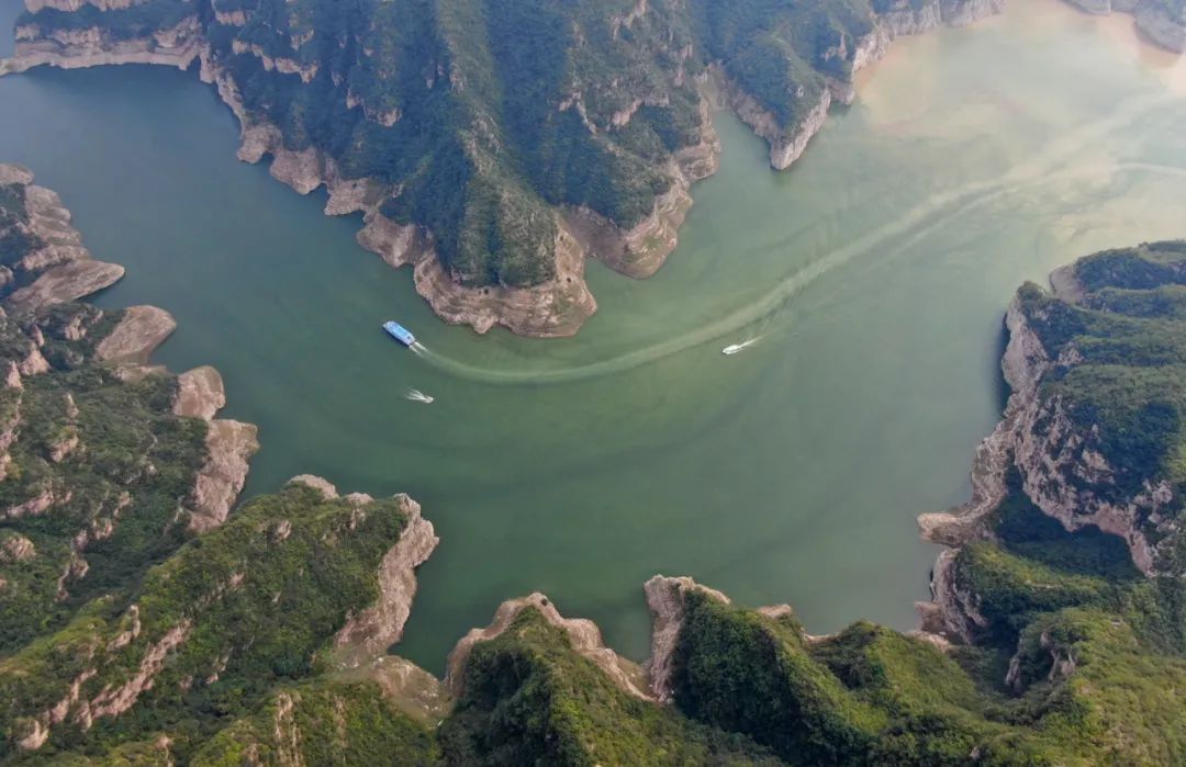 宣言中华民族,光荣属于英雄的中国人民