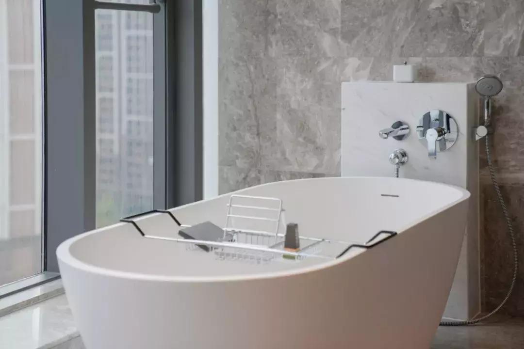 睡进这间藏身青山湖边的理想酒店，一起探寻临安城的悠居岁月~