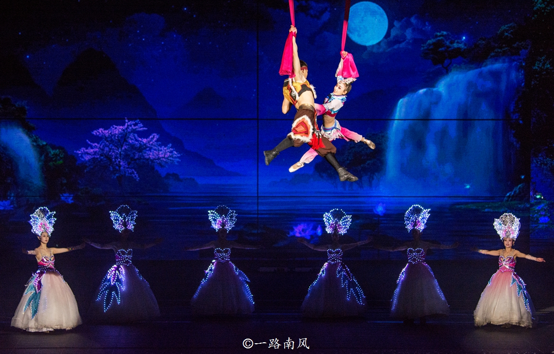 美女介绍丽江千古情景区,丽江千古情景区人多吗