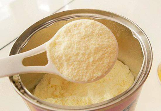 小狗满月喂什么样的狗粮,满月的小狗怎么喂养能吃狗粮吗