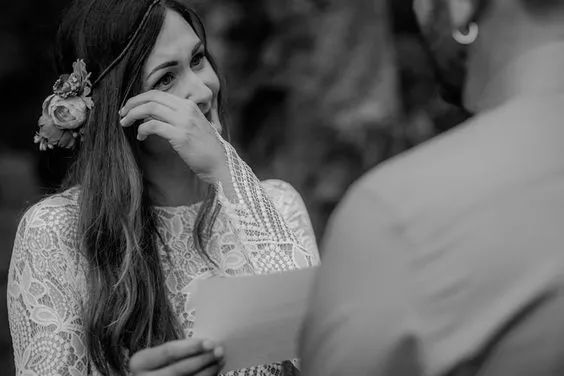 婚礼主持人怎样着装,如何选婚礼主持人的礼服