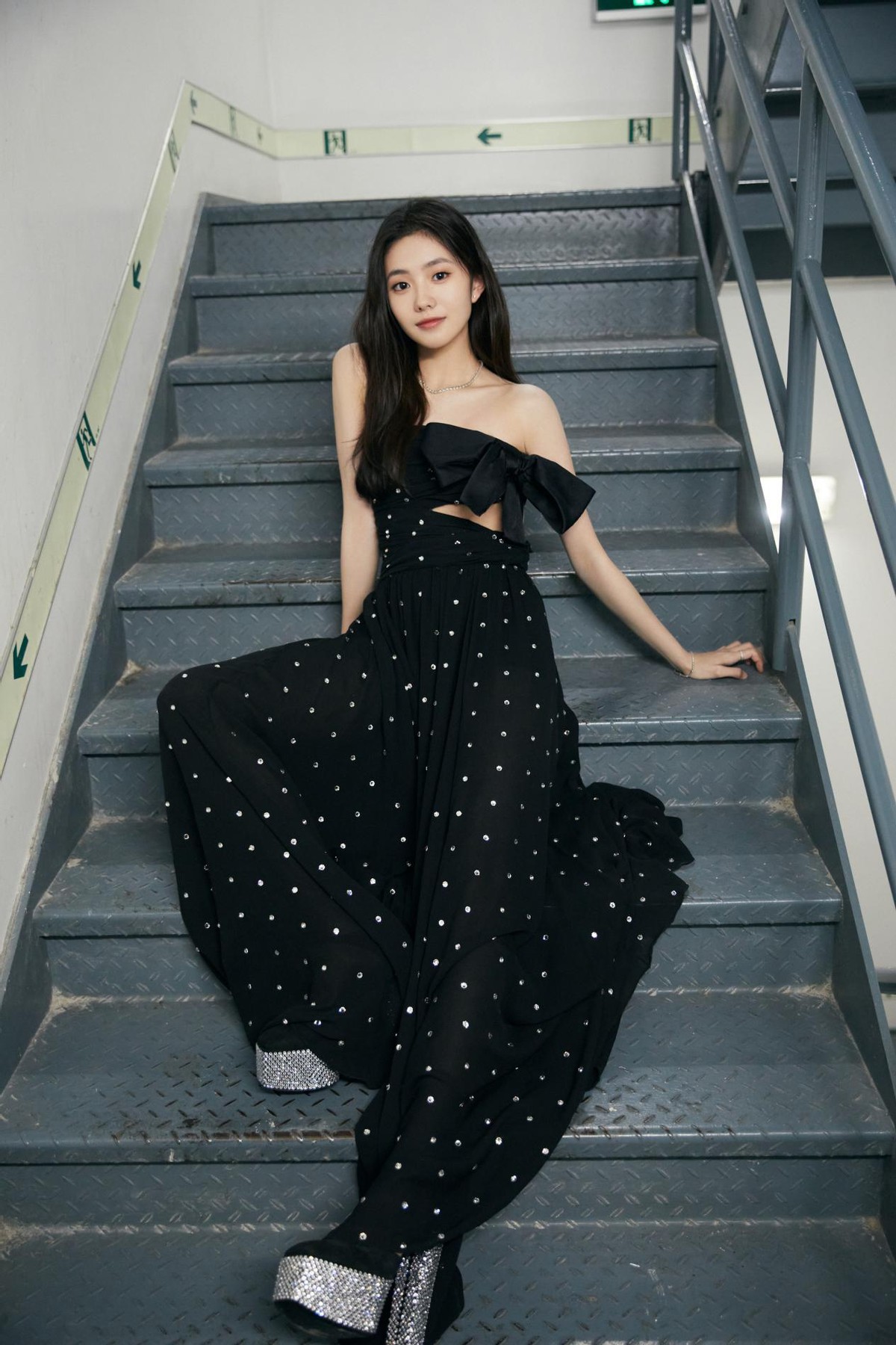 刘浩存红毯秀腿,刘浩存黑西装短裤造型