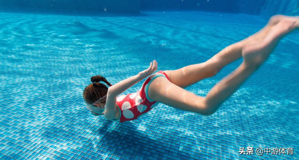 中游体育：第三种增加游泳速度的技巧减少失速