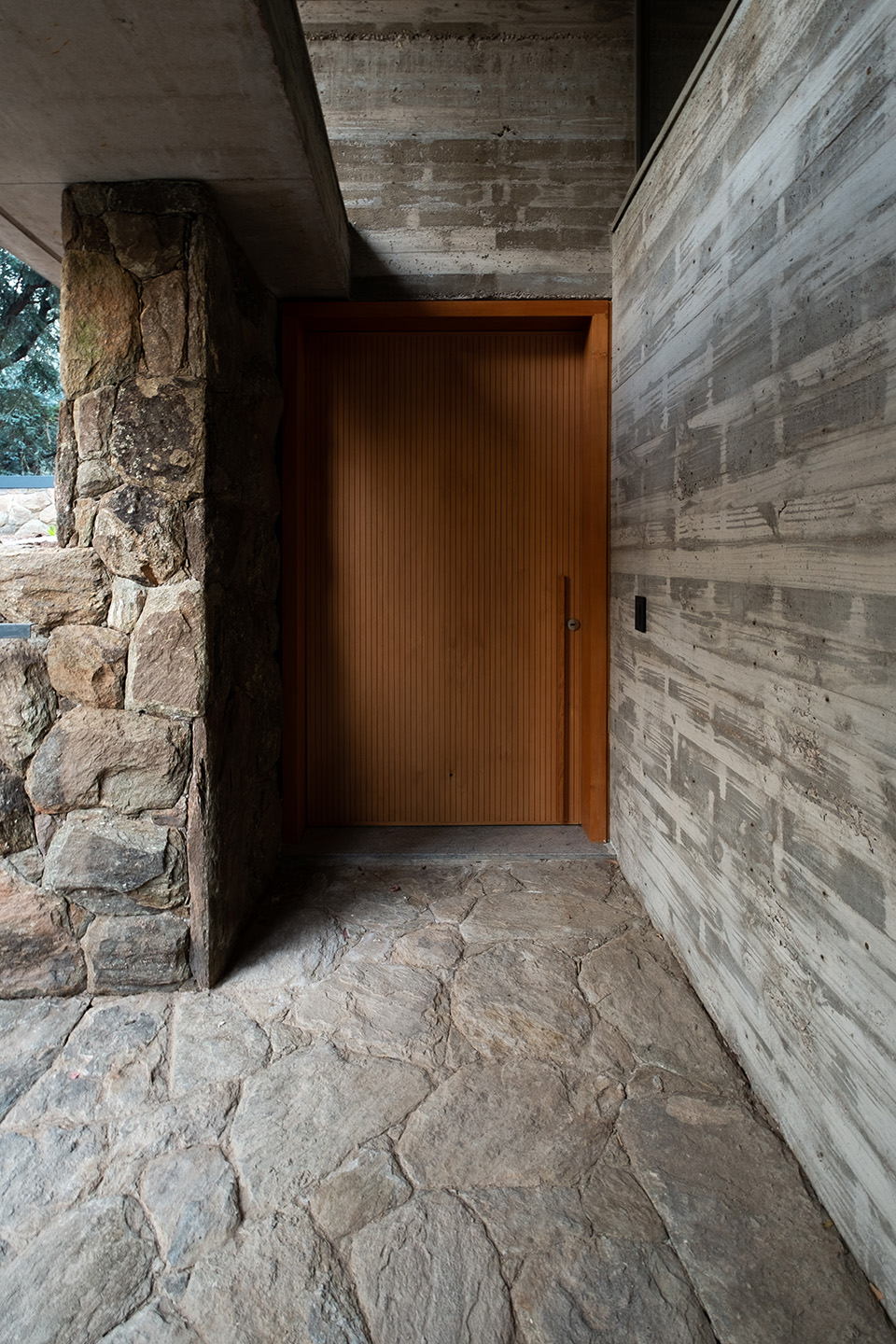 顺应场地高差，面向湖景：这个住宅看起来旧旧的，内部却光影斑驳