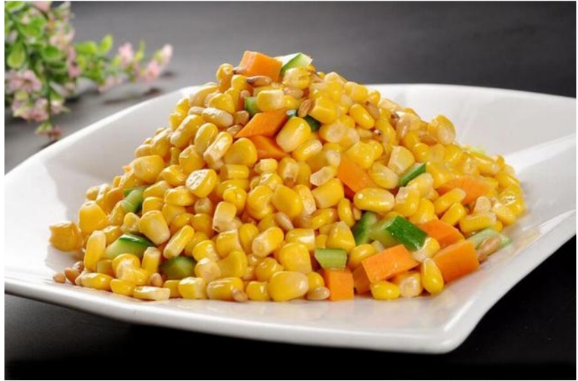 玉米上有个小机关，用剪刀一扎一转，玉米粒完整脱落，太实用了