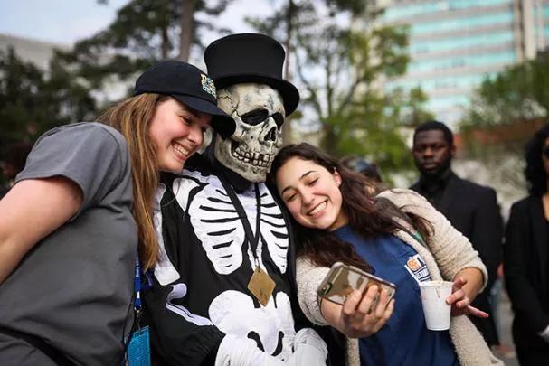 骷髅、骑士、战斗的爱尔兰人…这些美国大学的吉祥物背后的故事