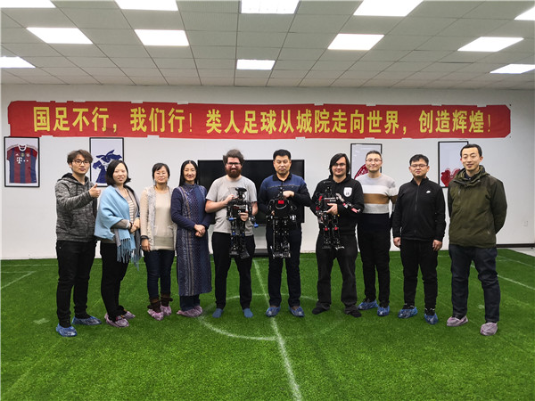 法国波尔多大学专家为我校类人足球机器人团队做技术指导
