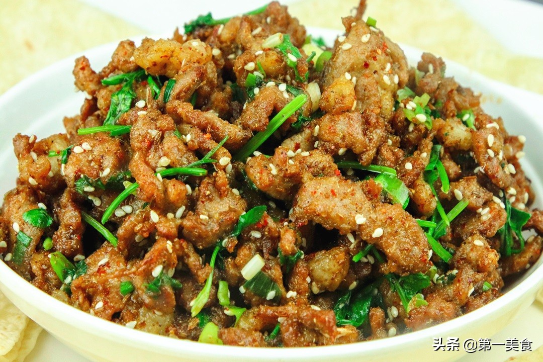 孜然羊肉用羊肉片还是羊肉卷好吃,煮熟的羊肉爆炒的做法孜然羊肉