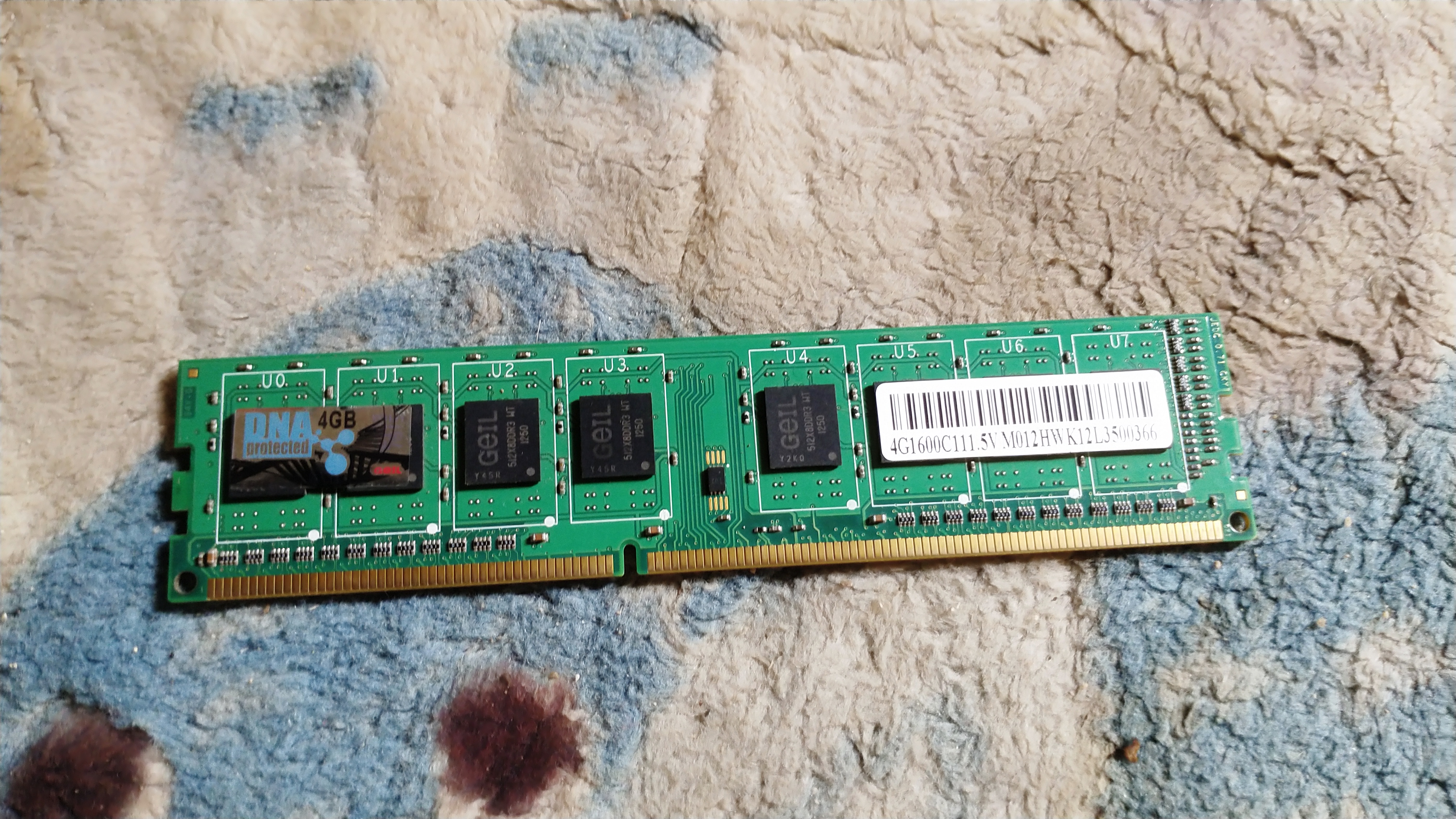 脑瘫小伙用脚详写电脑开机黑屏的原因以及解决方案