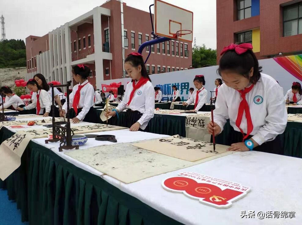 学习之外这里的孩子足球、书法、唱歌、跳舞……样样行