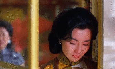 上海复旦大学校花开车去新天地,从外滩下来的复旦校花