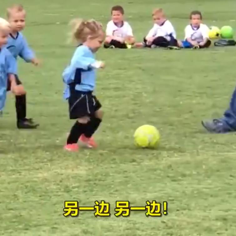 小男孩踢球救小女孩,小男孩踢球不小心撞到女孩