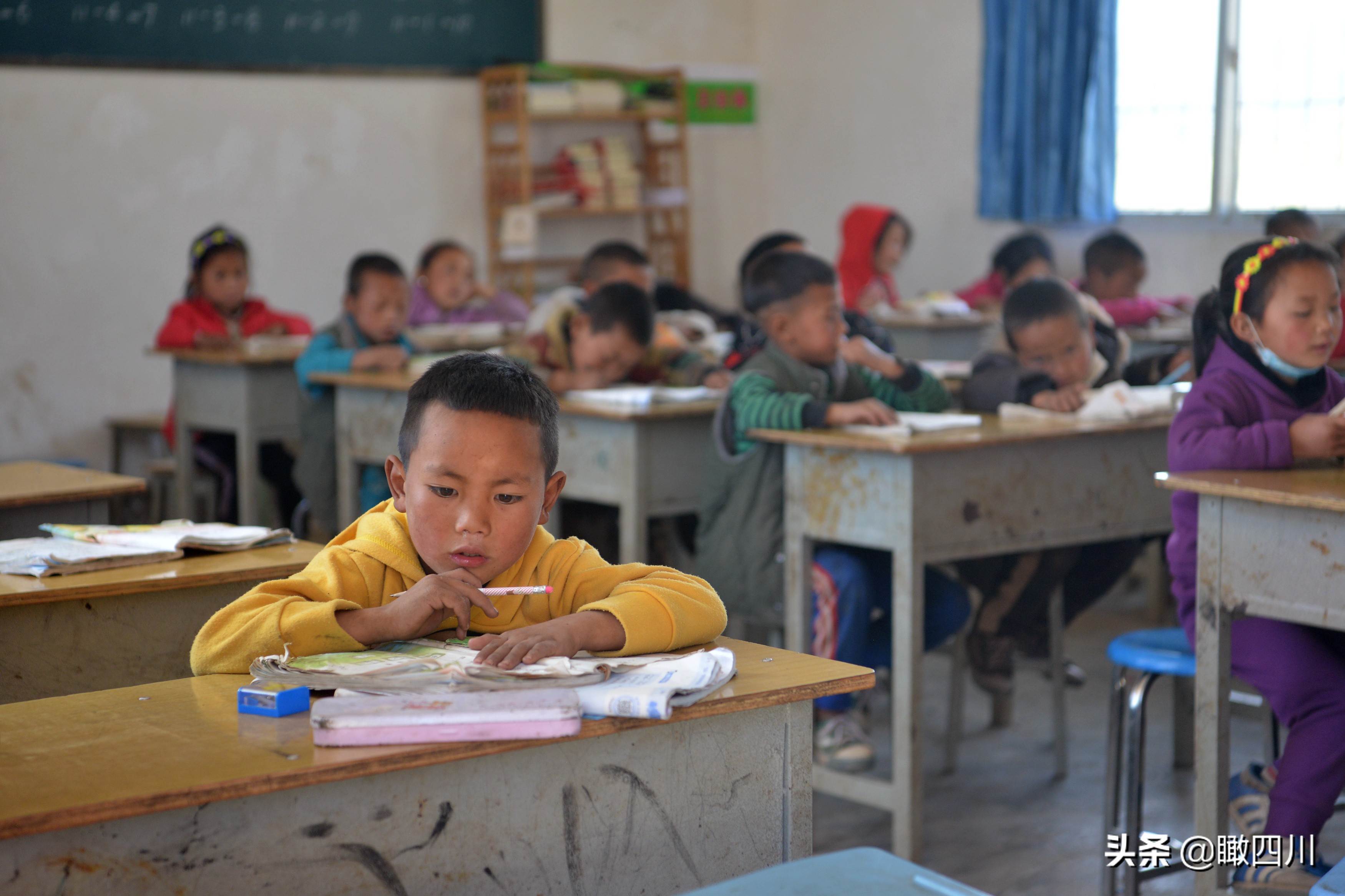 大凉山最贫困的山区小学,大凉山爬悬崖上学的孩子