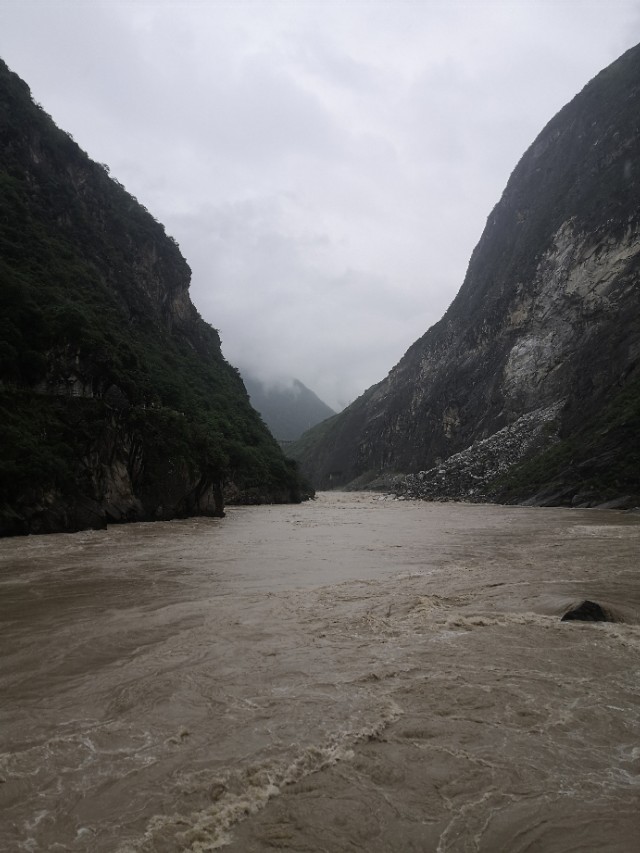 （二）虎跳峡：激越铿锵的震撼大片