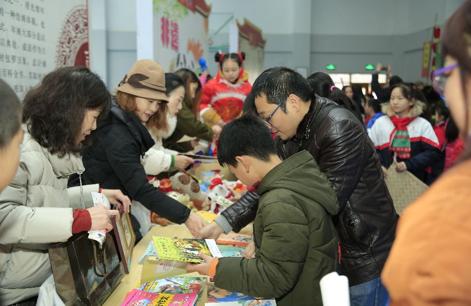 今天，华林小学的孩子们比看到雪还兴奋，原因是？