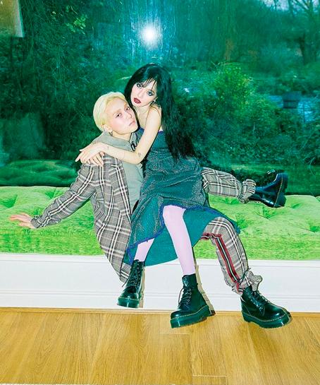 泫雅从明星到草根网红之路,为何同是甜蜜晒恩爱张杰与谢娜就不行