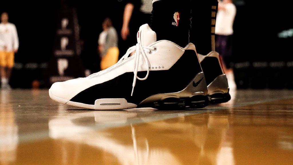 卡特当年骑扣两米大中锋的*用御**战靴你有机会买到了