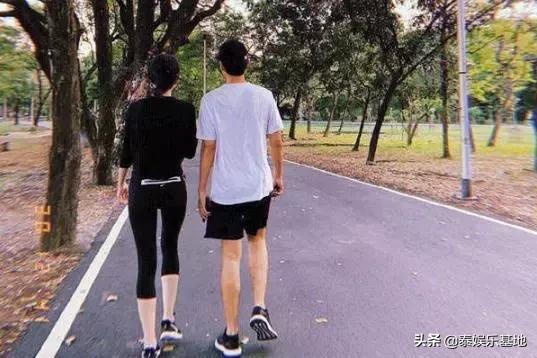 泰星和女友同框,泰星甜蜜日常生活