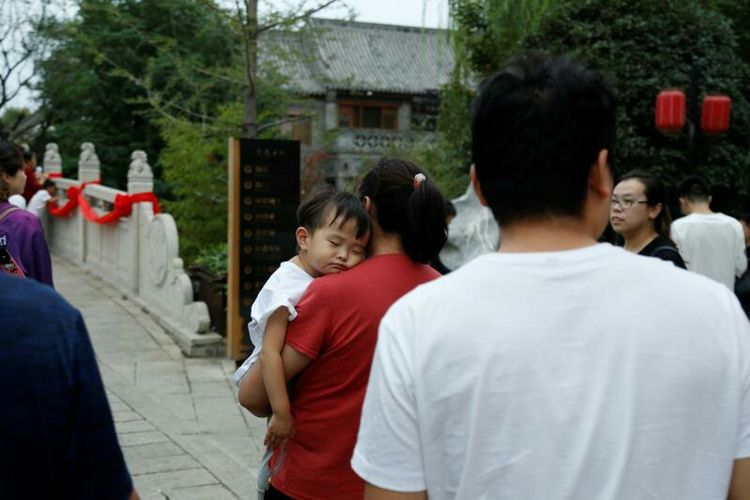 庆国庆出门扫街拍照，专门拍摄娃娃照片，展示洛阳休闲生活