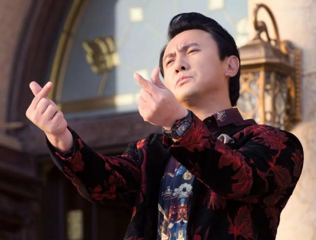 《西红柿首富》才刚大卖，就被国足告上法庭，网友：双颊不红吗？