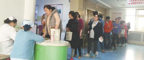 带孩子看病,44号跑24号前面了,24号怒摔门:我家不看了