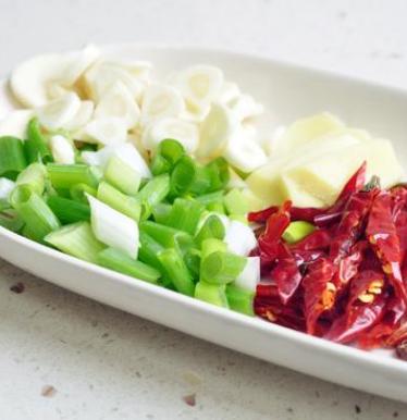 黄鳝怎么做最好吃又能去掉寄生虫,黄鳝去滑的简单方法